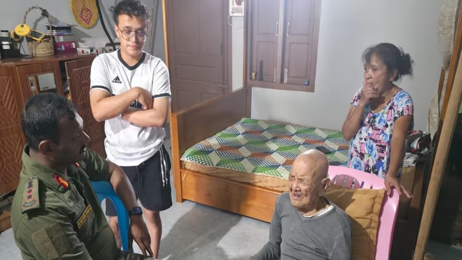 The Assam Rifles paid a heartfelt tribute to 104-year old Rifleman (Retd.) Shatri Dhan Thapa in Moreh, Manipur.
 
A WWII veteran, his legacy of courage and commitment continues to inspire. 

#AssamRifles #VeteranTribute #Manipur #Courage #ServiceAboveSelf #WWIIHero #Nagaland