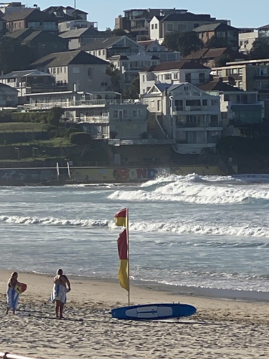 KHelsham's tweet photo. Cool wind this morning - large surf and warm water. https://t.co/Suu7AX83Cd