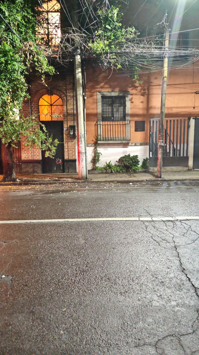 greenboyc's tweet photo. El transformador se encuentra ubicado en la calle Jaime Torres Bodet #217,Col. Santa María la Ribera, Alcaldía cuauhtémoc y es ese poste el que suministra nuestra luz ya que es subterráneo la acometida https://t.co/mYGIfL1qzi