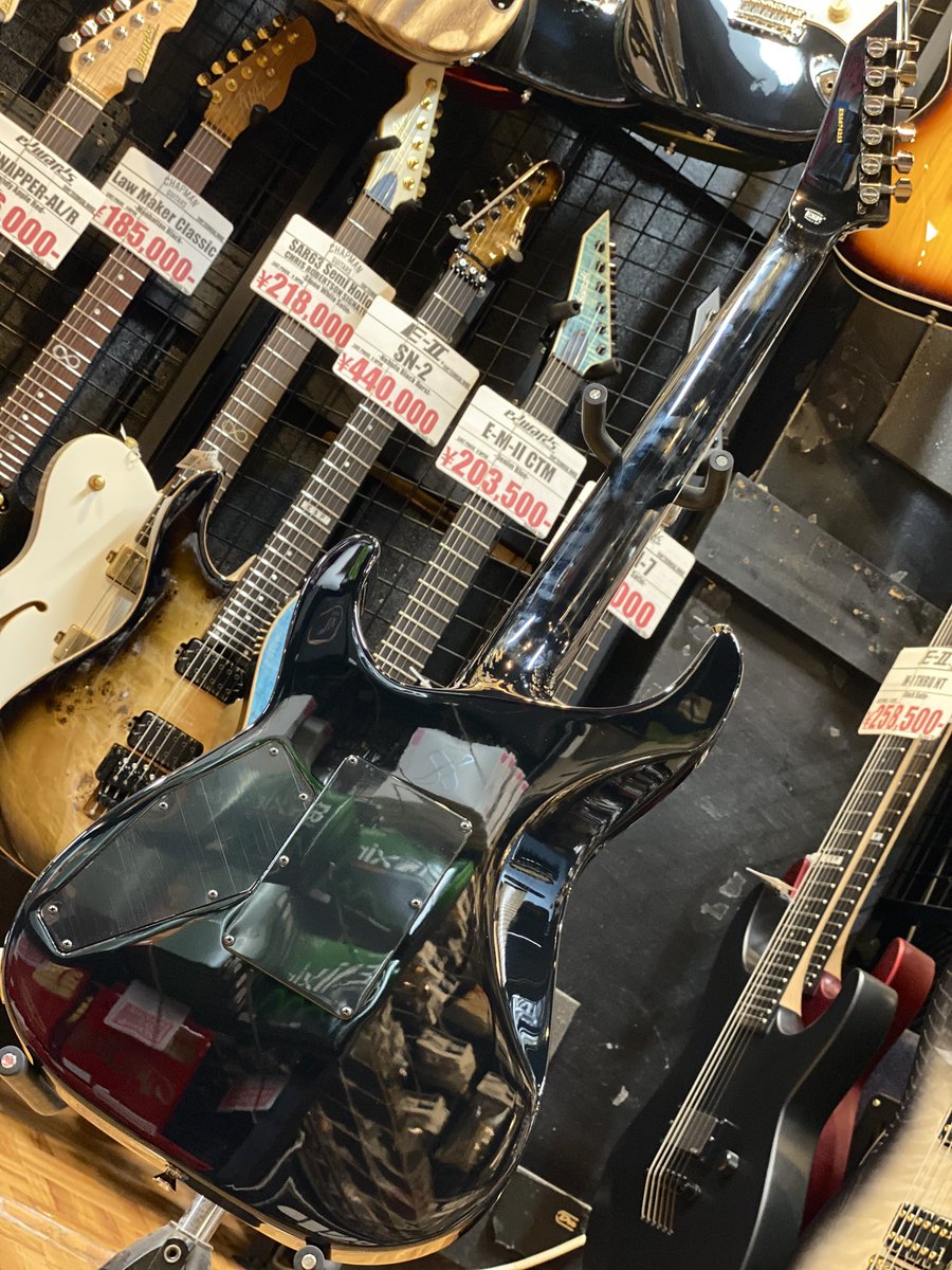 esptechhouse's tweet image. E-Ⅱブランドでは珍しい国内アーティストモデルが即納可能❕

HORIZON SGZ Custom
SUGIZO氏モデル✨️

リフ用のリアPUとソロ用のセンターPUのみの配列が特徴です👀！
#テクハスタッフたがわ
#御茶ノ水 #ESP #ギター #エレキギター