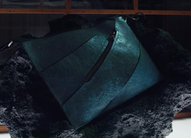 Antena125mx's tweet image. ¡La prehistoria llega al lujo! 🦖👜 Se presenta el primer bolso del mundo hecho con #TRexLeather. ✅ Cultivado en laboratorio con colágeno de dinosaurio. Diseñado por Enfin Levé. 🧬✨ 
👉goo.su/neXK

#Biotech #ModaSostenible #TRex #Innovación