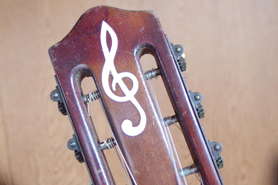 博物マニアでは物欲が全く起きなかったオレ、でも古物屋で物欲炸裂！またギター買ってしまった。昭和30年頃名古屋市千種で作られていたヤスマ楽器のニューアンス。指板にパーロイドの入ったパーラーギター