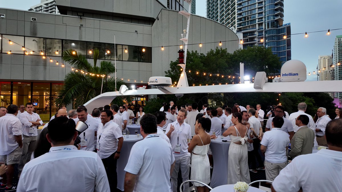 BiscayneLady's tweet photo. With panoramic views of the Miami skyline, golden sunsets over Biscayne Bay, and a seamless blend of luxury and comfort, this elevated space transforms any corporate function into a memorable experience. https://t.co/2LhEEMtBwD