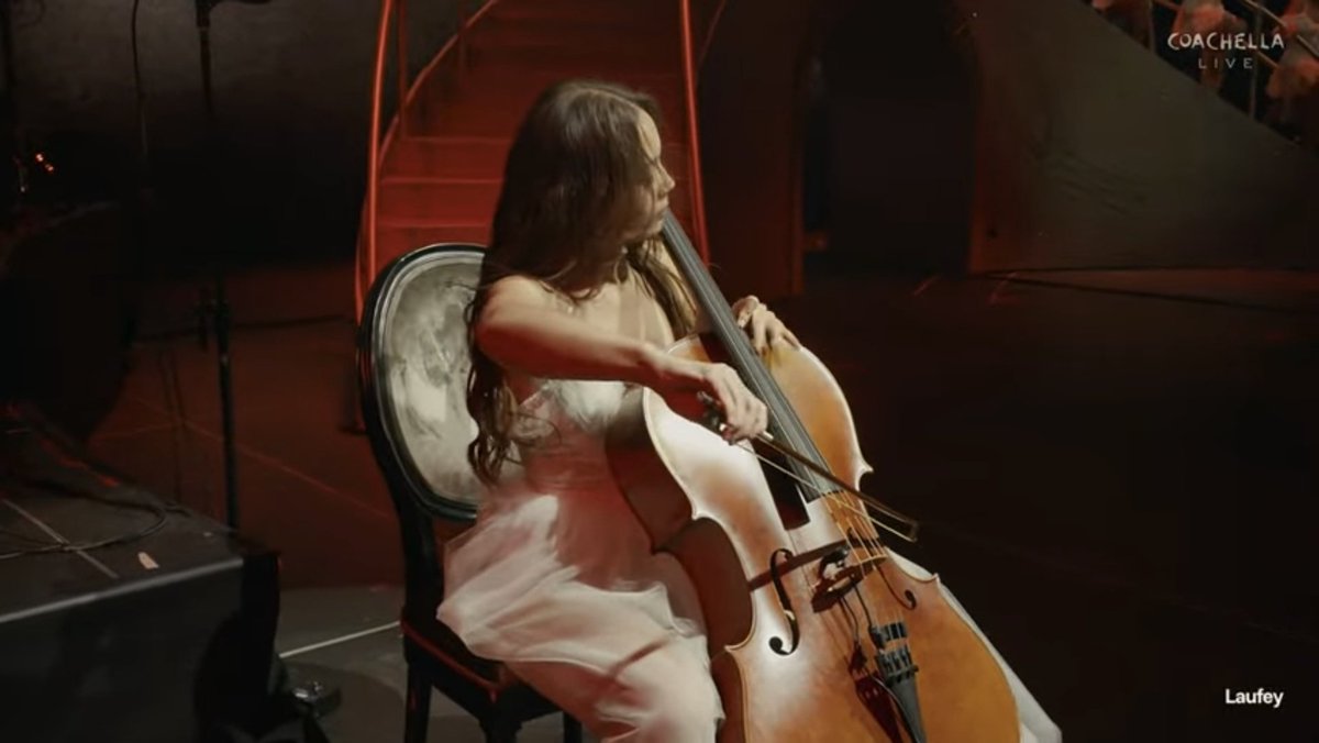 daily laufey tweet media