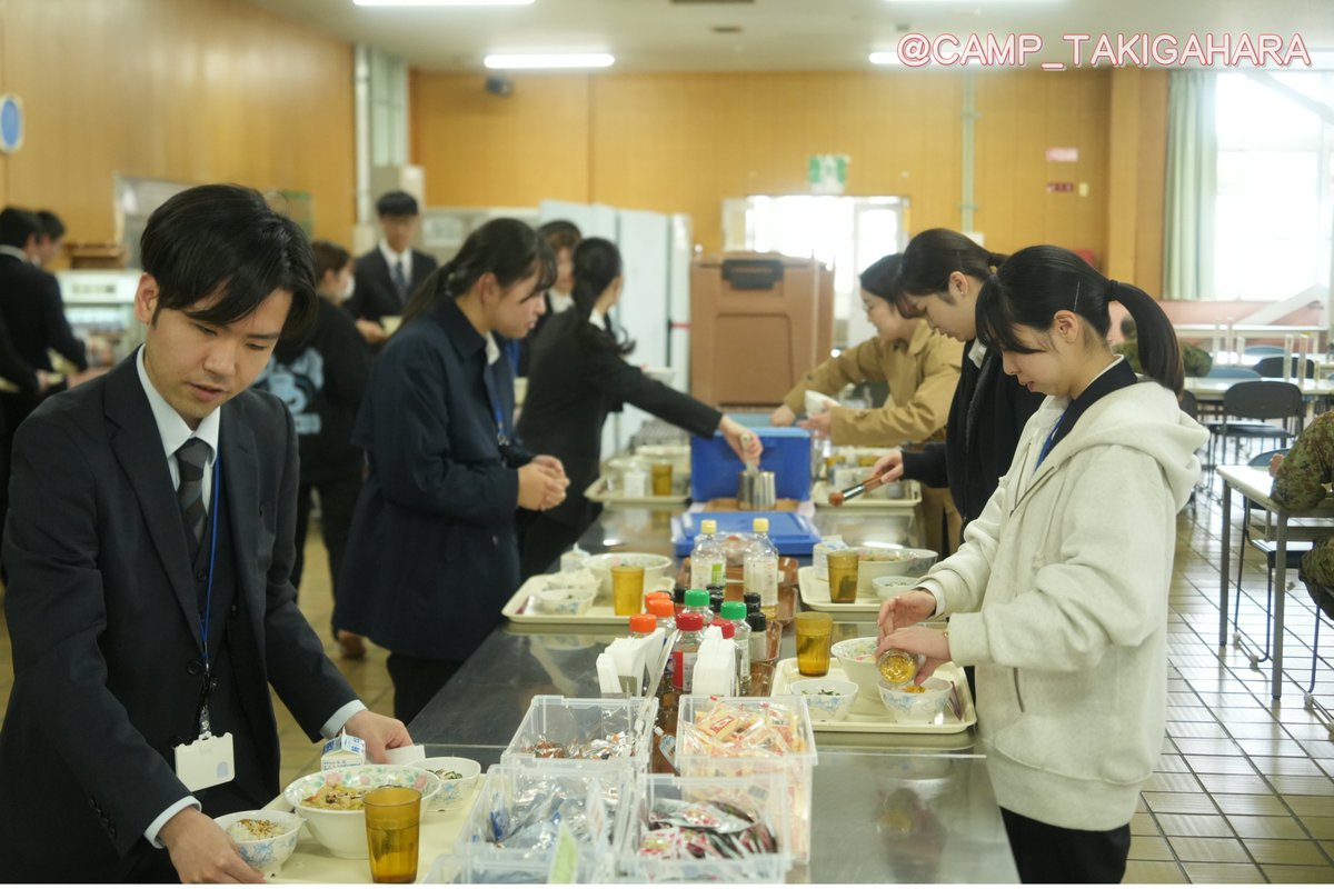 CAMP_TAKIGAHARA's tweet image. ４月９日（木）、＃滝ヶ原駐屯地 に ＃南関東防衛局 （防衛省）の新規採用者の方々が研修に来ました。参加者４０名に ＃AMV 等の体験搭乗や資料館見学を行いました。参加者は間近で見る自衛隊車両の迫力に目を輝かせていました。また、体験喫食を通して駐屯地食堂での食事も楽しんでいただきました。