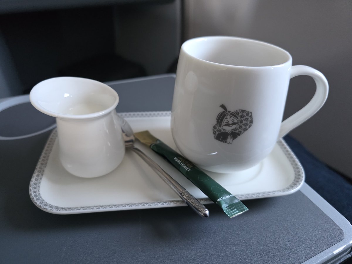 Vinamralongani's tweet image. Red eye to Singapore done right with @airindia on the Vistara A321neo.
As it was a 0350 departure from Delhi, breakfast was served on this flight.
Started with chai (love these Maharaja mugs. Brilliant nod to the OG Air India mascot).
Fantastic crew, seamless service.
#AvGeek