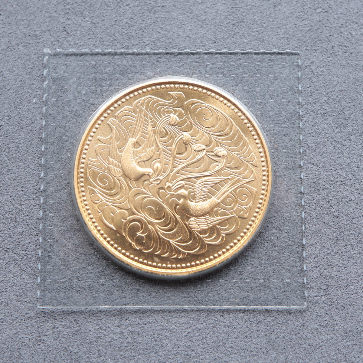 chronure's tweet photo. 先日、お買取させていただいた「天皇陛下御在位60年記念10万円金貨」です。 
純金で作られた日本製の金貨です。

当店は、時計とジュエリーの販売店ですが、様々な買取・相談を承っています。

#chronure #クロニュール #草加買取 #時計店 #時計屋 #時計 #金買取 #草加 https://t.co/MEfrGy48AK