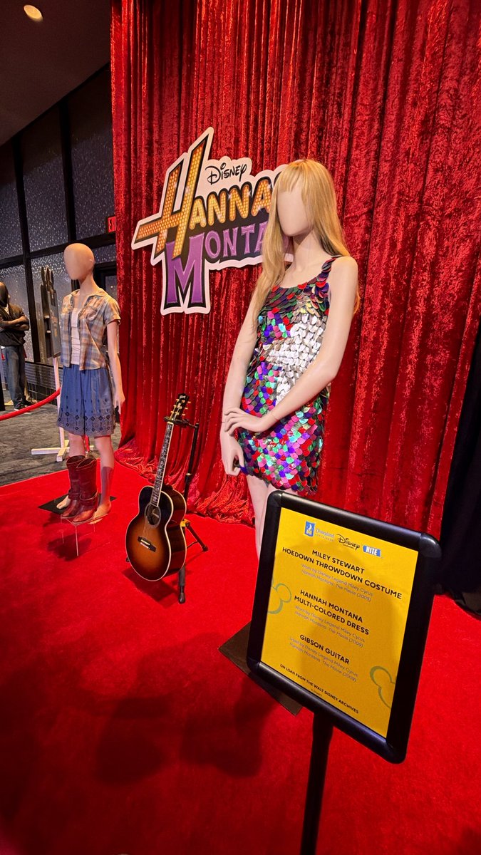 MileyAnalytics's tweet photo. Better than seeing the Mona Lisa 💜💛 https://t.co/11H06nGSEG