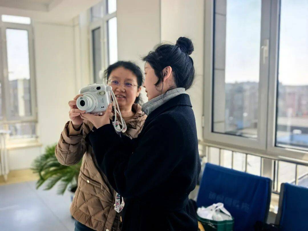 sakowskyhilda's tweet image. Just wrapped up the most chaotic-yet-heartwarming taping of [Show Name]!  Laughed till my sides hurt, teared up at the surprise twist, and left with a signed polaroid from the cast—today’s a 10/10 win! #VarietyShowVibes #OnSetFun #MemoriesMade