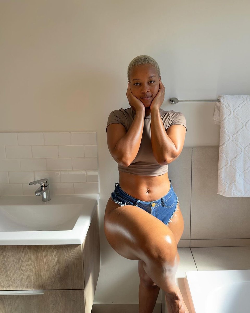 Bassil_Sabelo's tweet image. What happened to this girl? She vanished from all social media platforms