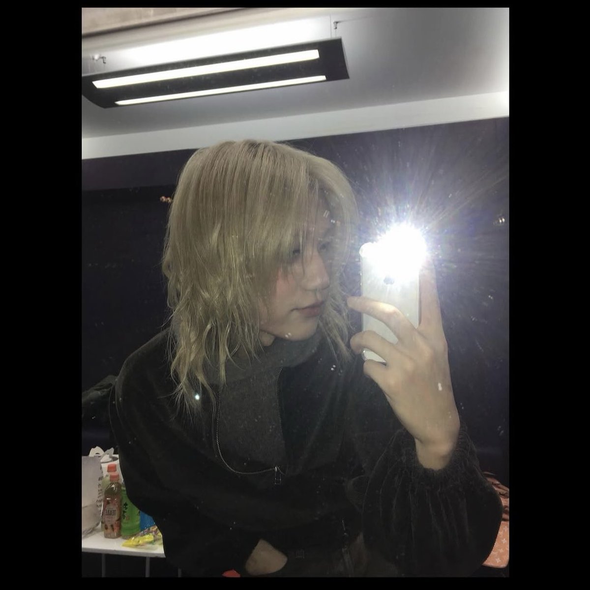 USER_jiung's tweet photo. keeho seob and yang using old iphones for the digicam look is so cutesyy https://t.co/Uawc1ArfkC