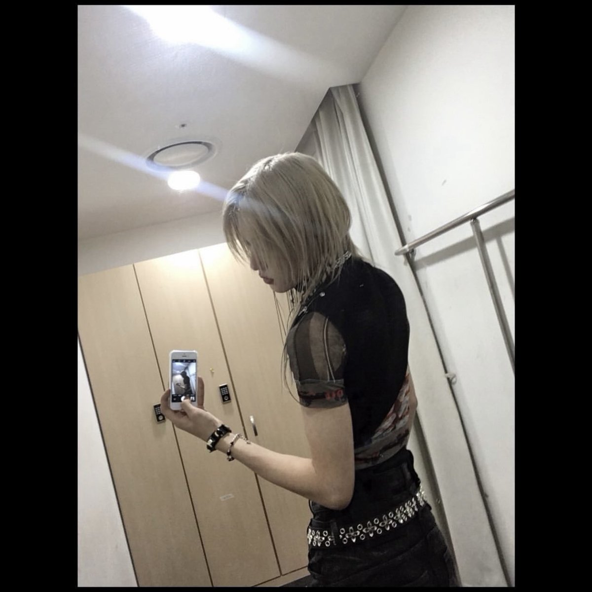 USER_jiung's tweet photo. keeho seob and yang using old iphones for the digicam look is so cutesyy https://t.co/Uawc1ArfkC