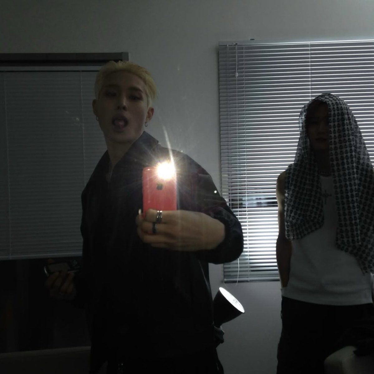 USER_jiung's tweet photo. keeho seob and yang using old iphones for the digicam look is so cutesyy https://t.co/Uawc1ArfkC