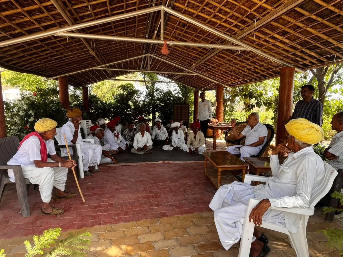 Hameersinghbhal's tweet image. आज सिवाना निवास पर जनसुनवाई के दौरान देवतुल्य जनता से भेंट कर उनकी समस्याओं को सुना।
इस अवसर पर प्राप्त शिकायतों का समयबद्ध निस्तारण सुनिश्चित करने के लिए संबंधित अधिकारियों को आवश्यक दिशा निर्देश प्रदान किए।
#Siwana #HameerSinghBhayal #BJP4IND #BJP4Rajasthan