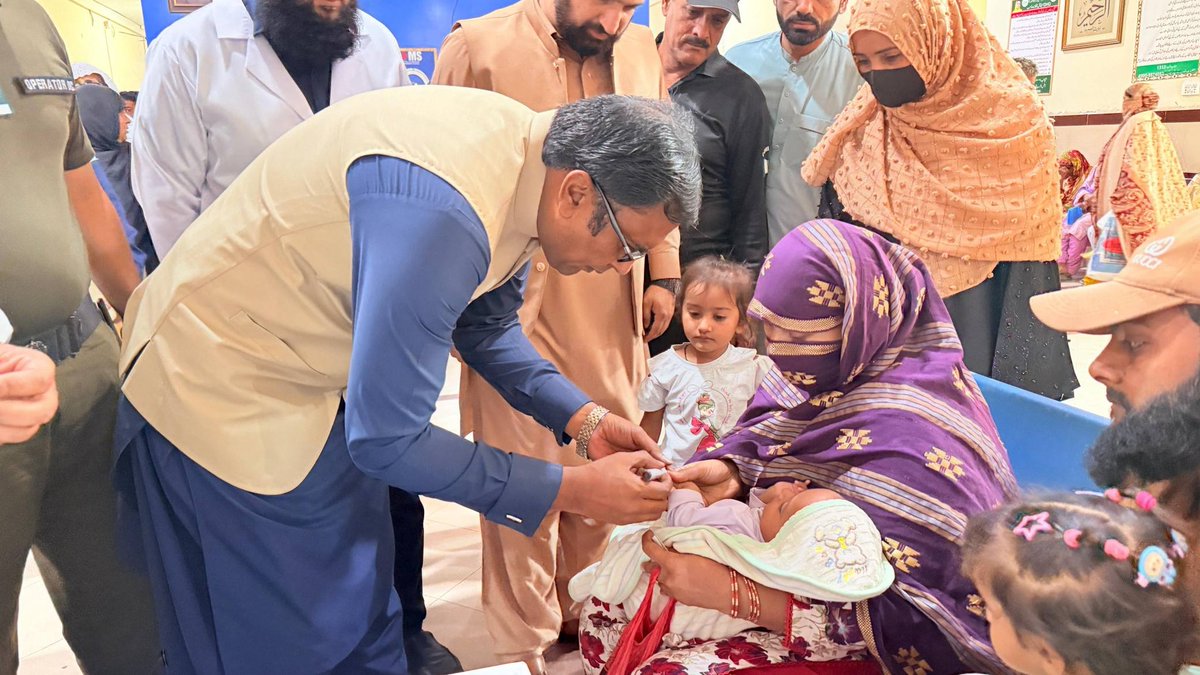 پولیو سے بچاؤ کے قطرے ، بچوں کے محفوظ مستقبل کی ضمانت*
ضلع ننکانہ صاحب میں چار روزہ قومی انسداد پولیو مہم کا آغاز کر دیا گیا
ڈپٹی کمشنر محمد تسلیم اختر راو، سی او ہیلتھ و دیگر نے ڈی ایچ کیو ہسپتال میں بچوں کو قطرے پلائے