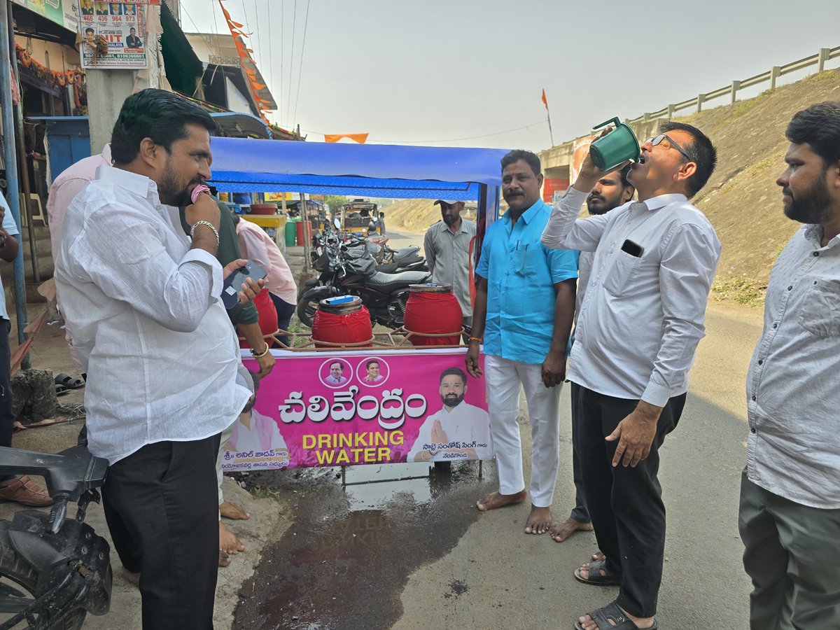Sablesantoo's tweet photo. నేరడిగొండ మండల కేంద్రంలో సామాజిక కార్యకర్త, భారాస నాయకులు సాబ్లే సంతోష్ సింగ్ ఏర్పాటు చేసిన చలివేంద్రాన్ని ప్రారంభించిన సర్పంచ్ఏలేటి నీలిమ రవీందర్ రెడ్డి,ఉప సర్పంచ్ గోతి గులాబ్ సింగ్,వార్డు సభ్యులు సముద్రాల రతీష్, చిప్పరి రాజేశ్వర్,సాబ్లే భావ్ సింగ్, కచ్ కడ్ నాందేవ్, సాయి కిరణ్. https://t.co/8GQoolehlt