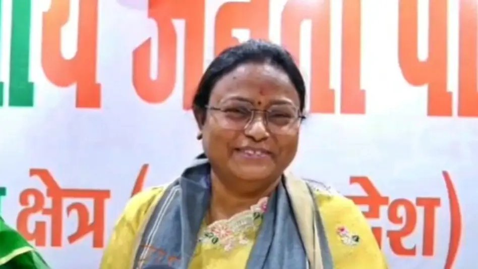 aajtak's tweet image. Asha Bhosle को हंसते हुए श्रद्धांजलि! आगरा की मेयर हेमलता दिवाकर का VIDEO वायरल; सिंगर का नाम भी गलत लिया

आगरा की मेयर हेमलता दिवाकर का एक वीडियो वायरल हो रहा है, जिसमें वह सिंगर आशा भोसले को श्रद्धांजलि दे रही हैं. लेकिन इस दौरान वह हंसते हुए जानकारी की पुष्टि करती दिखीं और नाम