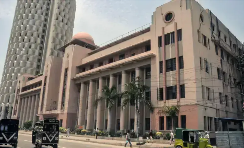 Sindh High Court orders rehearing of petitions on Karachi Cotton Exchange Building dispute to avoid conflicting rulings, maintains interim relief, and clubs new petitions for April 20 hearing. #Karachi #CourtProceedings