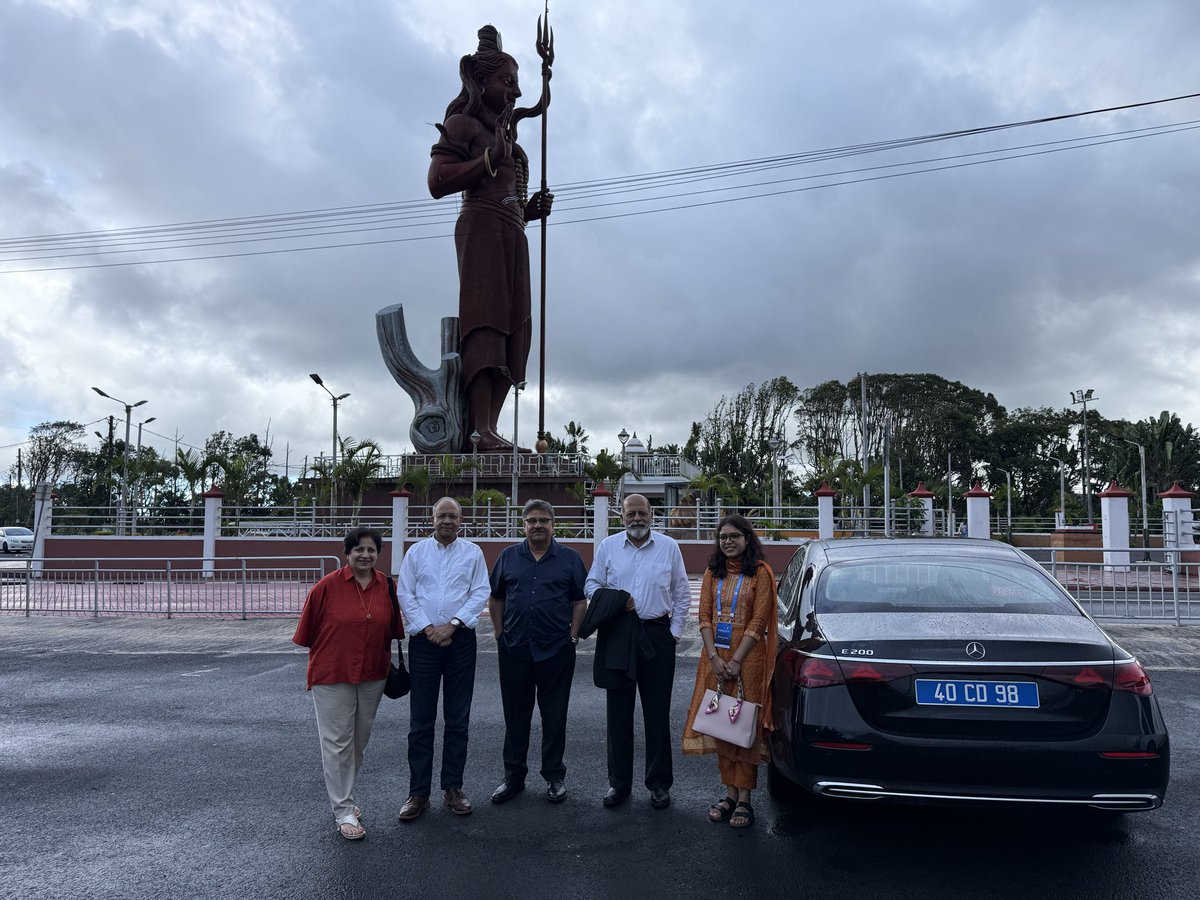 aniltrigunayat's tweet image. Thanks to our High Commissioner in #Mauritius we had a great informal interactive evening with HE the Foreign Minister along with several of my colleagues . Also wonderful meeting Hon’ble @sureshpprabhu  and Dr @rammadhav ji @HCI_PortLouis @indfoundation @MEABharat @PMOIndia