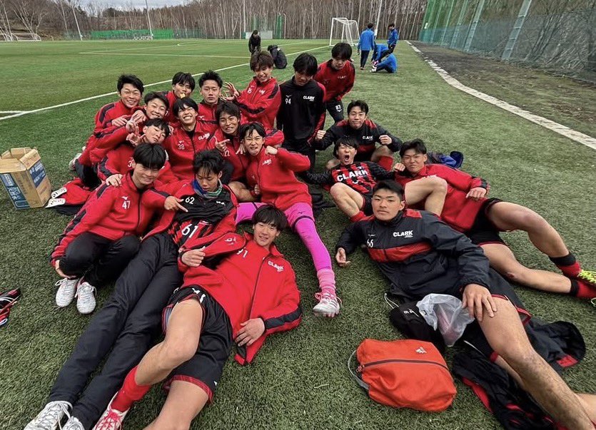 danito1975's tweet photo. ブロックリーグ第1節
🆚東海大札幌2nd
2-1 ◯

開幕直前に怪我人続出し､急遽Cチーム7人をトップチームへ。
冬場のフィジカルトレーニングの成果が随所に出ていて､90分足を止めることなく開幕戦を白星で終えることができました。
早くも新入生5名(スタメン4名､途中出場1名)がトップチームデビュー! https://t.co/5Pj5c9mWKC