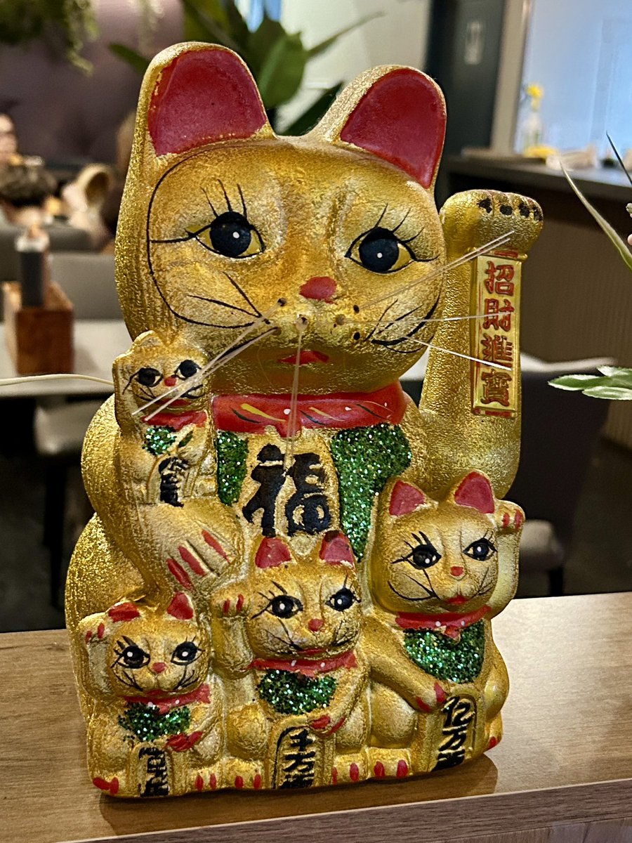 sheishine's tweet photo. 初めて行ってみた近所のベトナム料理屋さん Hai Chi Emの黄金の5匹招き猫。ちっちゃくなるほど雑になってるところが良い。

お料理も美味しかった！一皿が大きくて他の店にないメニューもいろいろあってカンボジア寄りみたいな味？

#招き猫 #ベトナム料理 #vietnameserestaurant #kingsway #vancouver https://t.co/vAOgBKfCwR