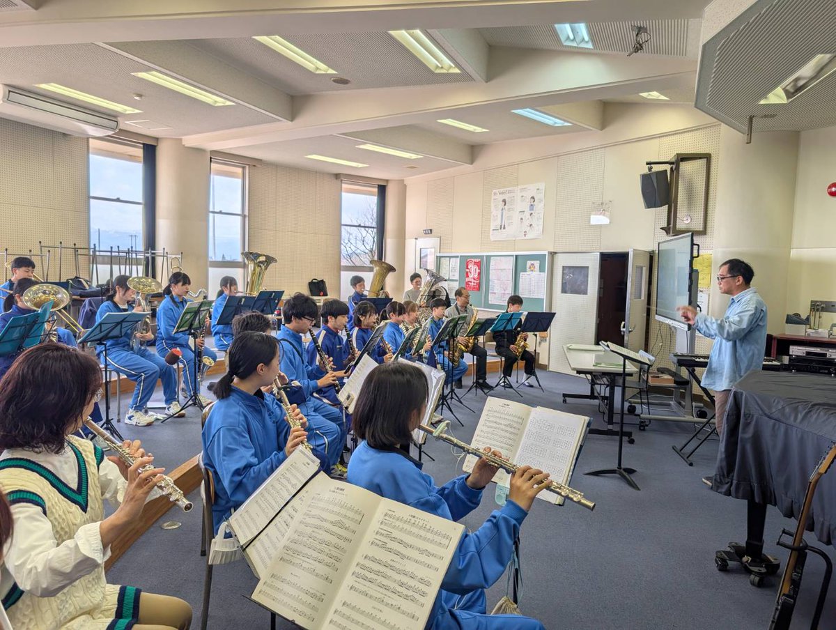oyabeshisui's tweet photo. 中学校でした！
今年度より
週末は３つの中学校が合同で練習します。
生徒の皆さんには
楽器を楽しく吹いてもらいたいなー
どうやったらいいかなー
と団員も考えながら頑張りますので
校舎に楽しい音が響くように
みんなで頑張りましょう！ https://t.co/y5ctx5y40c