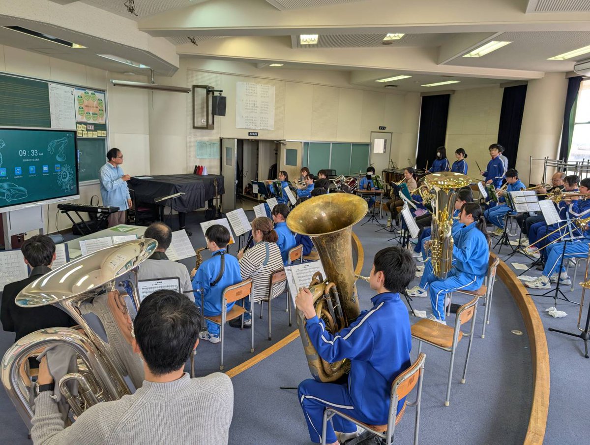 oyabeshisui's tweet photo. 中学校でした！
今年度より
週末は３つの中学校が合同で練習します。
生徒の皆さんには
楽器を楽しく吹いてもらいたいなー
どうやったらいいかなー
と団員も考えながら頑張りますので
校舎に楽しい音が響くように
みんなで頑張りましょう！ https://t.co/y5ctx5y40c
