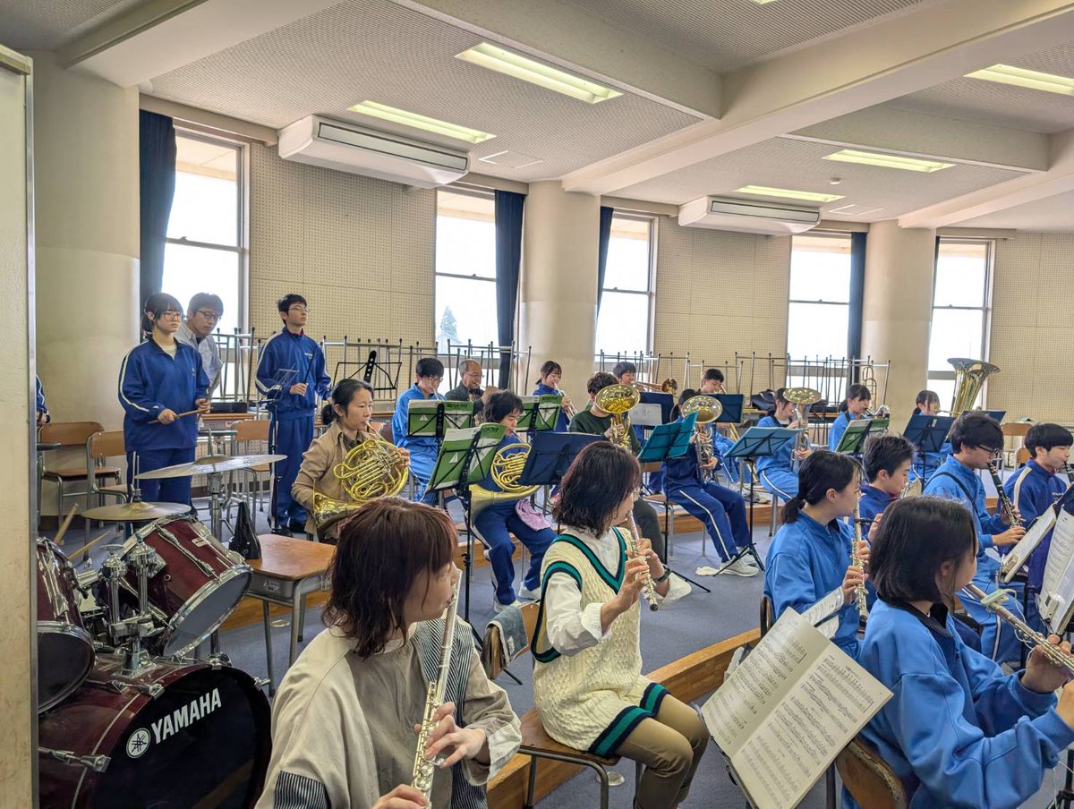 oyabeshisui's tweet photo. 中学校でした！
今年度より
週末は３つの中学校が合同で練習します。
生徒の皆さんには
楽器を楽しく吹いてもらいたいなー
どうやったらいいかなー
と団員も考えながら頑張りますので
校舎に楽しい音が響くように
みんなで頑張りましょう！ https://t.co/y5ctx5y40c