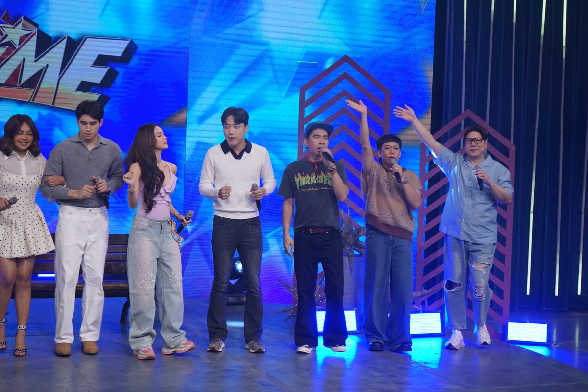 gmanetwork's tweet photo. Maki-saya kasama ang #ItsShowtime fam! 🎉

#ShowtimeSobrangHot
For more #ItsShowtime content, visit:
https://t.co/pNccllRyFz https://t.co/Hg1Zm3Ge7Q