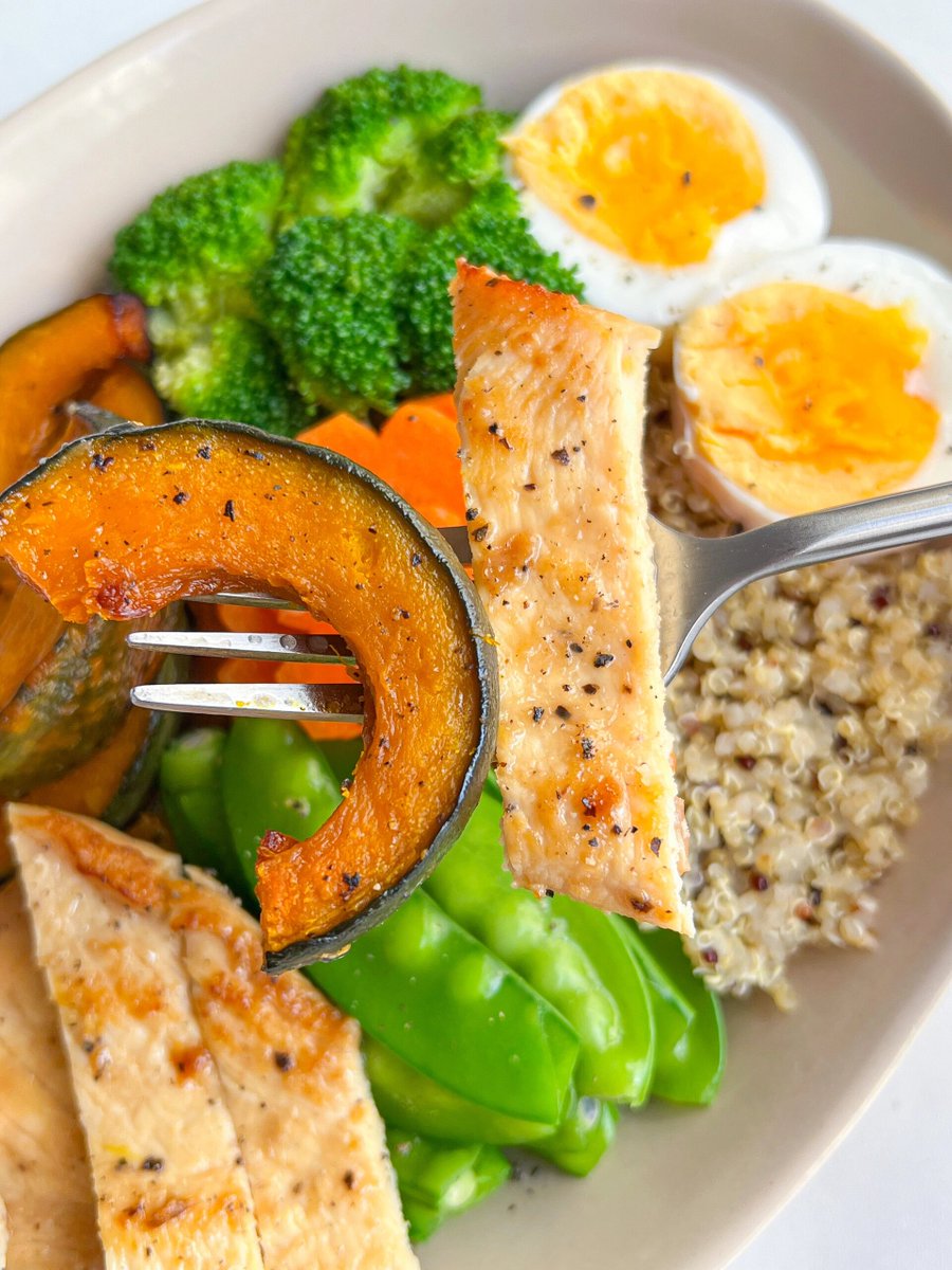 BettaC2000's tweet image. Swap junk for joy!  Grilled chicken + quinoa + roasted veggies = 300kcal, protein-packed, fiber-loaded fuel. No crash, just energy to crush your day. Who’s trying this tomorrow #FatLossMeals #CleanEating