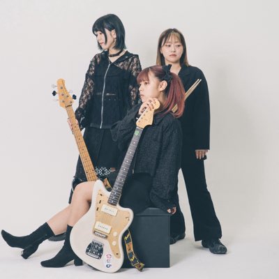 Lareru_band's tweet photo. このたびLareruのアー写が新しくなりました🆕
新曲【excuse】のイメージでちょっとクールに決めてみたようです🐰笑

VoiceLaboのカメラマン倉貫さんにカッコよく撮っていただきました📸
ありがとうございます！！！

VoiceLabo( @voicelabo_info )
倉貫さん( @6315K )

#新しいプロフィール画像 https://t.co/sTfL0iCdzP