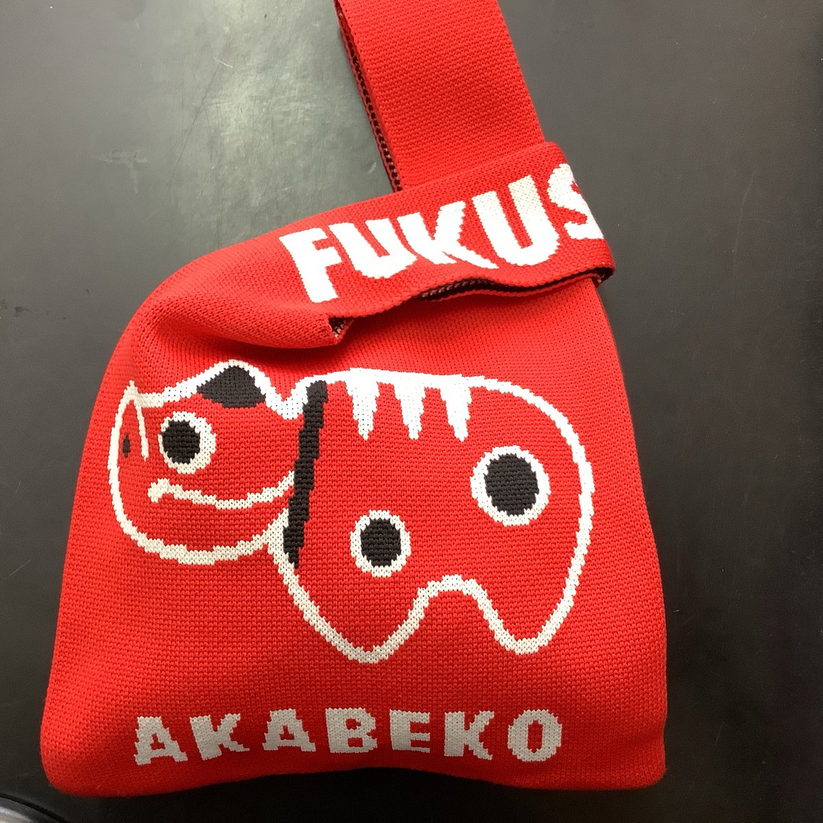 Nanukamchikanko's tweet photo. まさか2wayだったとは！

#赤べこ #赤べこトートバッグ #ニットトート #赤べこバッグ https://t.co/7MrB5uljLR