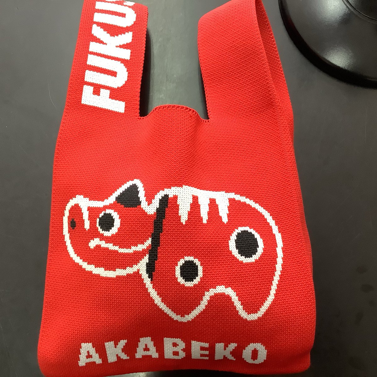 Nanukamchikanko's tweet photo. まさか2wayだったとは！

#赤べこ #赤べこトートバッグ #ニットトート #赤べこバッグ https://t.co/7MrB5uljLR