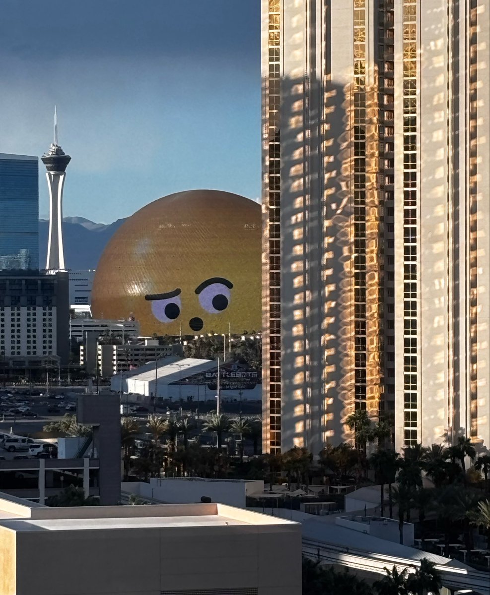 daniellekool's tweet photo. Sphere view > Strip view. #LasVegas https://t.co/QNjrz7C4w6