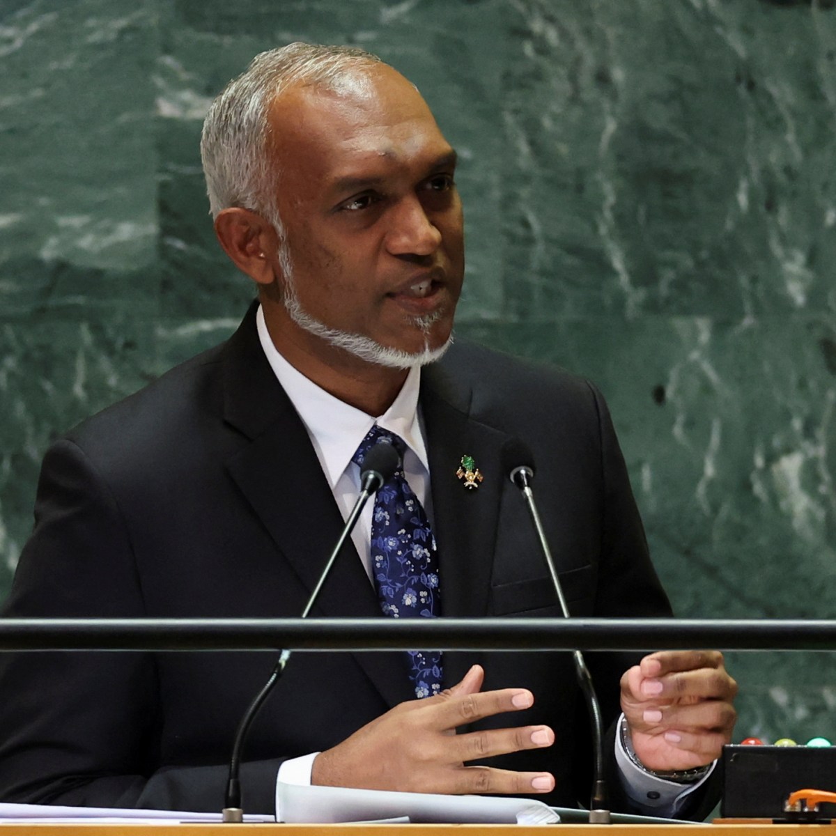 🌊 مالدیپ نے تاریخی قدم اٹھایا 🔥  

مالدیپ نے باضابطہ طور پر اسرائیلی پاسپورٹ رکھنے والے تمام افراد کے ملک میں داخلے پر پابندی لگا دی ہے۔  

دنیا کی سب سے خوبصورت جگہوں میں سے ایک نے کہا:  

اصول منافع سے بڑھ کر ہیں۔ ✊  

ایک چھوٹے جزیرہ نما ملک نے، جس کے پاس جنت جیسے ساحل ہیں،