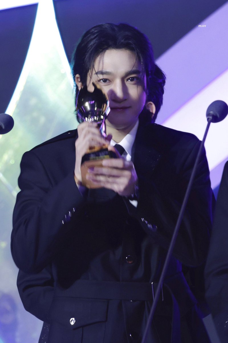 되게 용맹한 곰끼
왼쪽 눈 부릅🤨