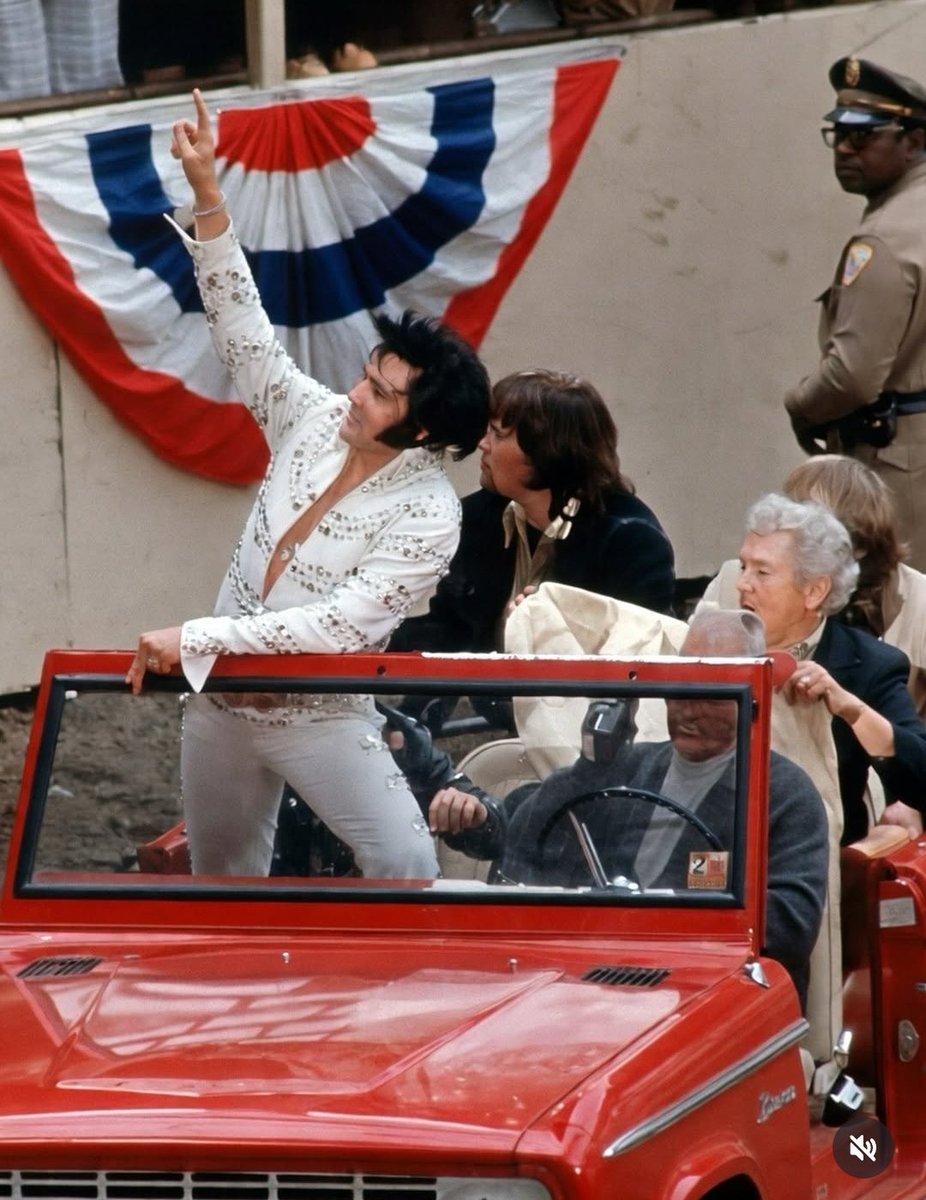 AboutElvis's tweet image. Elvis at Houston Astrodome 1970.
#Elvis #ElvisPresley #Elvistheking #Elvis1970 #ElvisHistory #Elvis2026