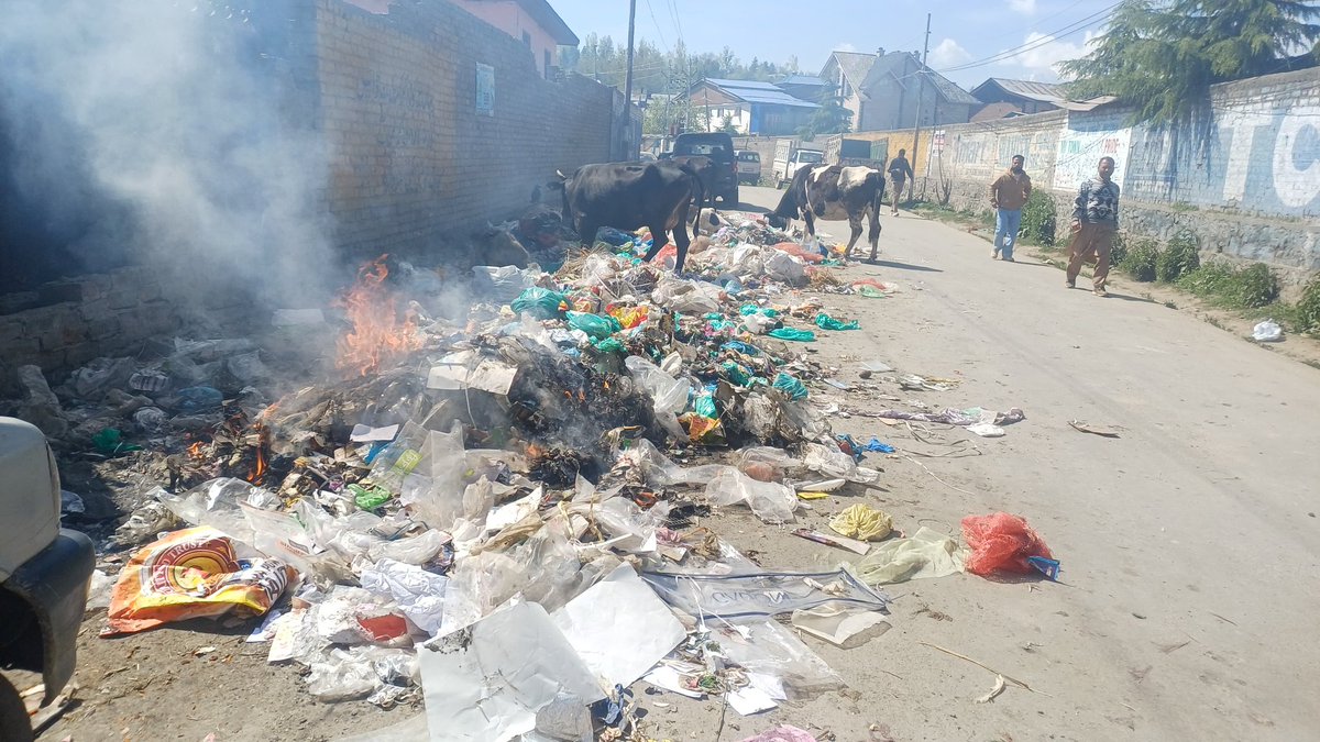 faroqbhat1's tweet photo. Handwara is struggling for a dumping site. The garbage collected from the town is often seen on the roads of Handwara. We request CM Omar Abdullah, who also holds the Urban Local Bodies portfolio, to kindly take note.

@OmarAbdullah  @CM_JnK @OfficeOfLGJandK https://t.co/fBkoNzn1bp