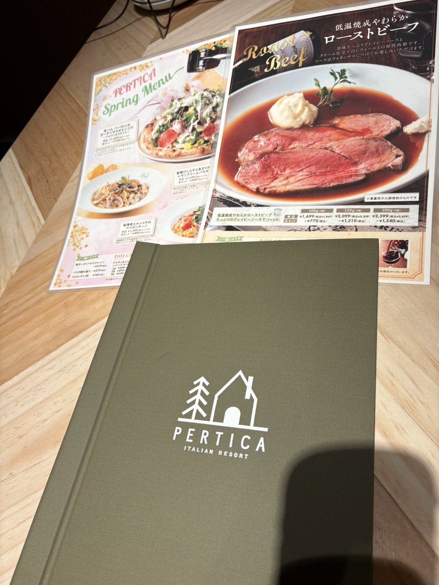 nori_dori3013's tweet photo. 近所にできたイタリアンのお店でランチ🥩🍝🍕🍰🍨🍽️
私はずわい蟹と海老のドリア🦐
ｵｯﾄｯﾄはハンバーグ！
今度はパスタとピザを食べてみたい😆
ドルチェ・ジェラートは3品から選んでお腹パンパン😋

#PERTICA https://t.co/WPLNzWrUCv