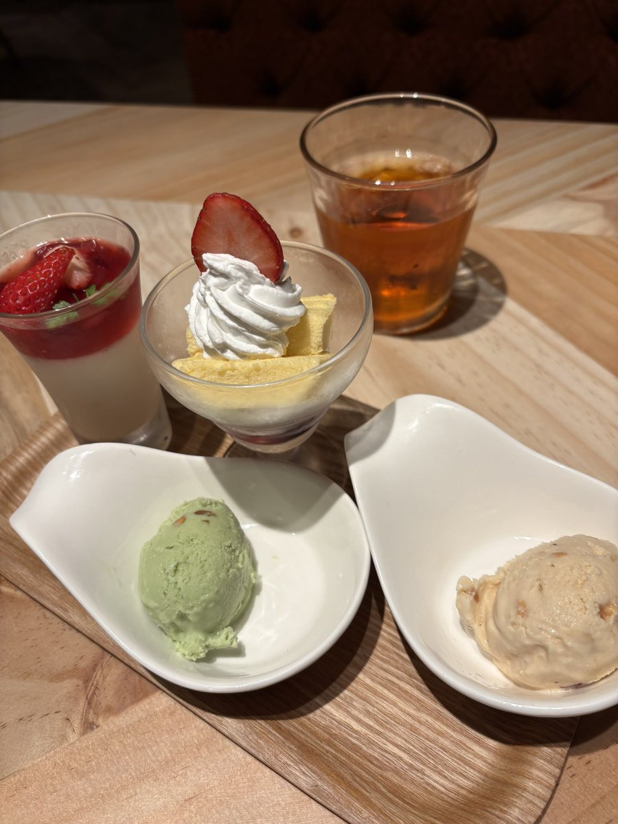 nori_dori3013's tweet photo. 近所にできたイタリアンのお店でランチ🥩🍝🍕🍰🍨🍽️
私はずわい蟹と海老のドリア🦐
ｵｯﾄｯﾄはハンバーグ！
今度はパスタとピザを食べてみたい😆
ドルチェ・ジェラートは3品から選んでお腹パンパン😋

#PERTICA https://t.co/WPLNzWrUCv