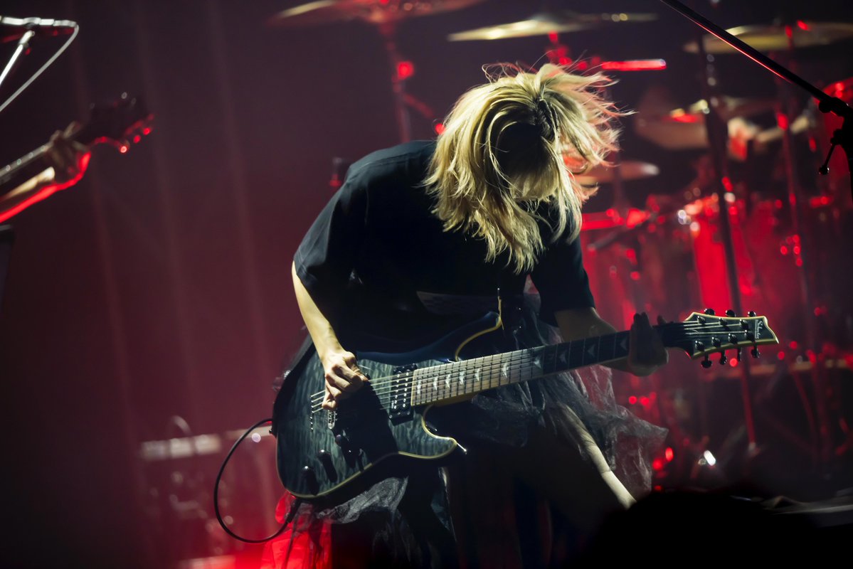 MUSIC_ON_TV_PR's tweet image. ＼明日リピート放送／
⚫️────────╮
　#佐々木李子
　ワンマンライブ
　#佐々木李子_REVERSI
╰────────⚪️

「Majestic Catastrophe」で開幕した
 自身最大規模ワンマンライブ
「RE;VERSI」全20曲独占放送🎸

📅4/16(木)24:00～
🔗m-on.jp/program/detail…

#リコライブ
@sasakirico