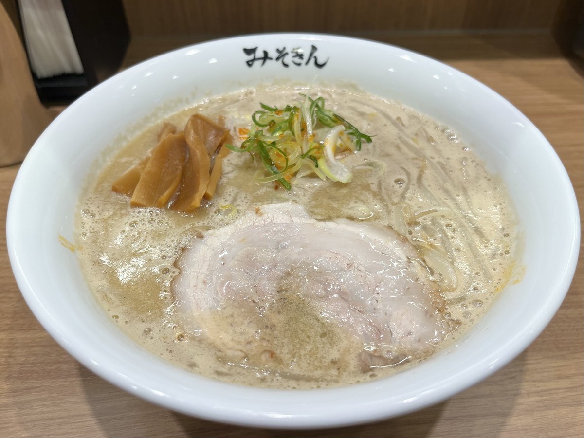 もしこれが もしこれが
恋じゃないのなら
世界中 溢れてる
恋は愛ではない
間違いないよ 君は確かに
初恋シンデレラ
いなくならないで
君に恋してるから