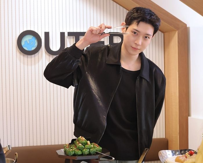 徴兵：30歳キム・ヨンデ、20日に陸軍入隊…事務所スタッフにサプライズプレゼント ekr.chosunonline.com/site/data/html… 

俳優キム・ヨンデ（30）が今月20日に現役兵として陸軍に入隊する、と所属事務所OUTER UNIVERSEが13日発表した。

#キム・ヨンデ #김영대 #KimYoungDae