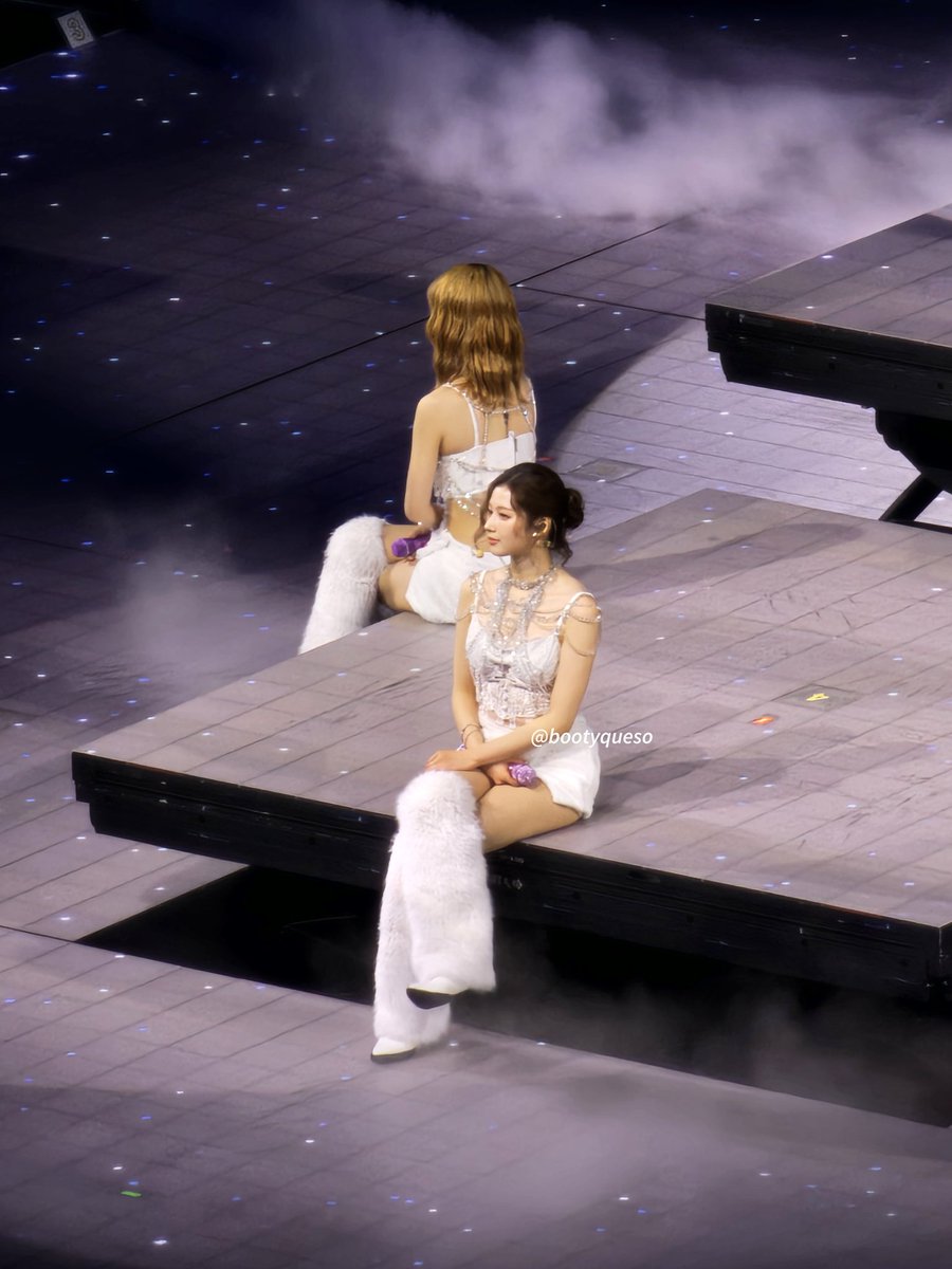 She's so ethereal, instagram

#TWICE_THISISFOR_WORLD_TOUR_IN_SAINT_PAUL #TWICE #SANA #TWICEINSTPAUL