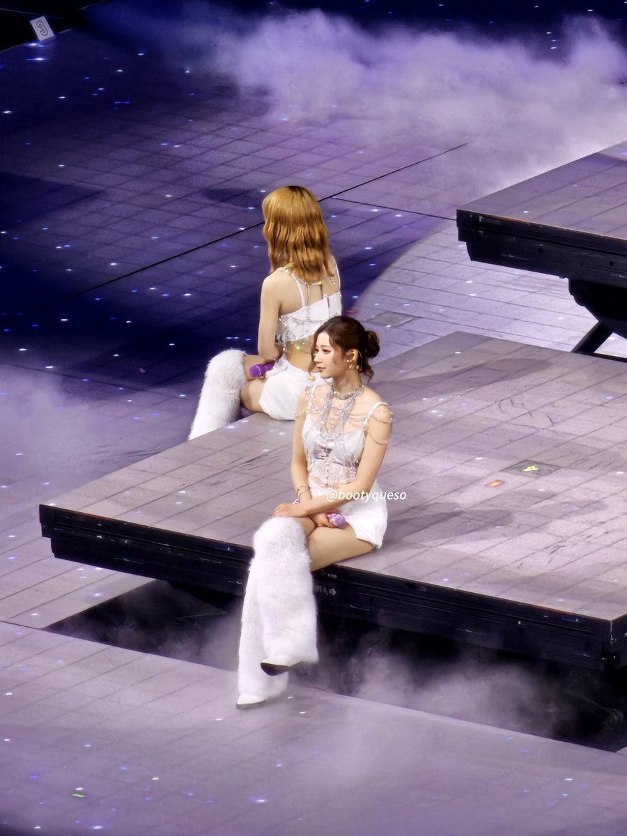 bootyqueso's tweet photo. She's so ethereal, instagram

#TWICE_THISISFOR_WORLD_TOUR_IN_SAINT_PAUL #TWICE #SANA #TWICEINSTPAUL https://t.co/Pj3YFnVzWV