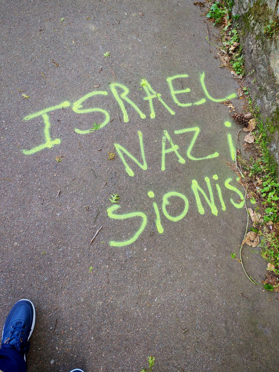 Voir des tags antisémites dans les rues de Nantes aujourd’hui.
C’est immonde, indécent, et profondément inquiétant.
L’antisémitisme n’est pas une opinion, c’est un poison.
On ne doit jamais s’y habituer. #Nantes #StopAntisémitisme