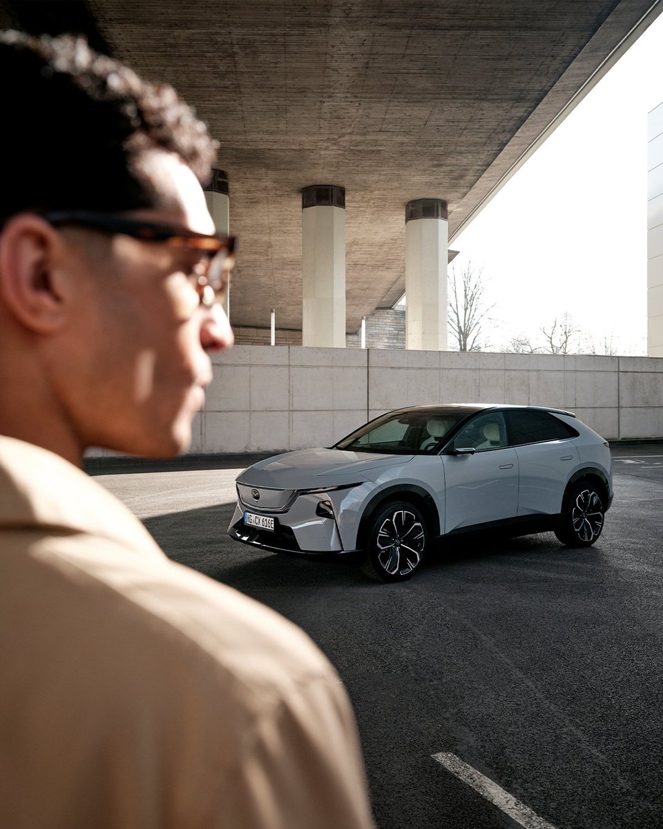 Mazda_Europe's tweet image. Electric elegance. Try it and you‘ll get it. #Mazda #CX6e

Mazda CX-6e, 190 kW (258 PS): Energy consumption combined: 18.9-19.4 kWh/100 km; CO2 emissions combined: 0 g/km, CO2 class: A.