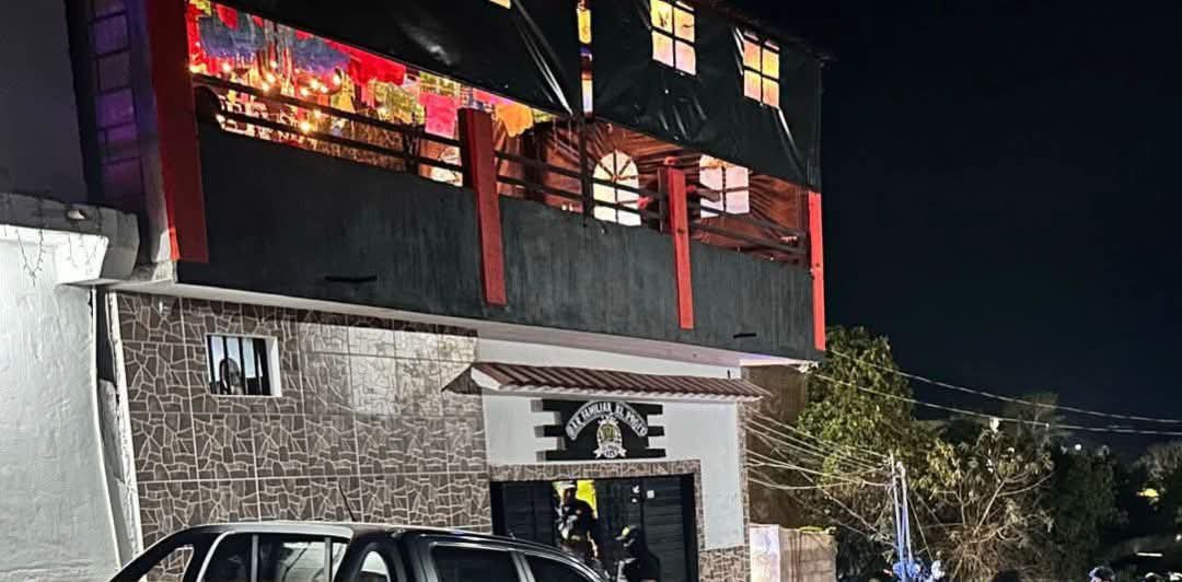 Sicarios entraron esta noche al bar "El Profe" en Ocozocoautla, al centro de Chiapas, y mataron a 4personas, la dueña del bar, su hijo y dos meseros. 
El 29 de diciembre también entraron a bares, en el municipio Villaflores se llevaron a 6 y a los 2días aparecieron sus cuerpos.