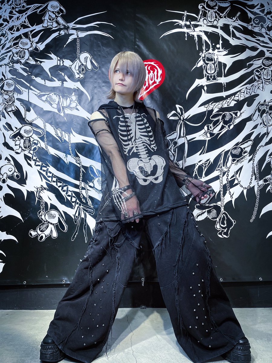 ⬛️スタッフコーデ⬛️

最近めっきり暖かくなりましたね☀️

春におすすめのメッシュパーカー💀

肩出しも出来てパンク感バッチリ⛓️

ユニセックスにおすすめです🥹