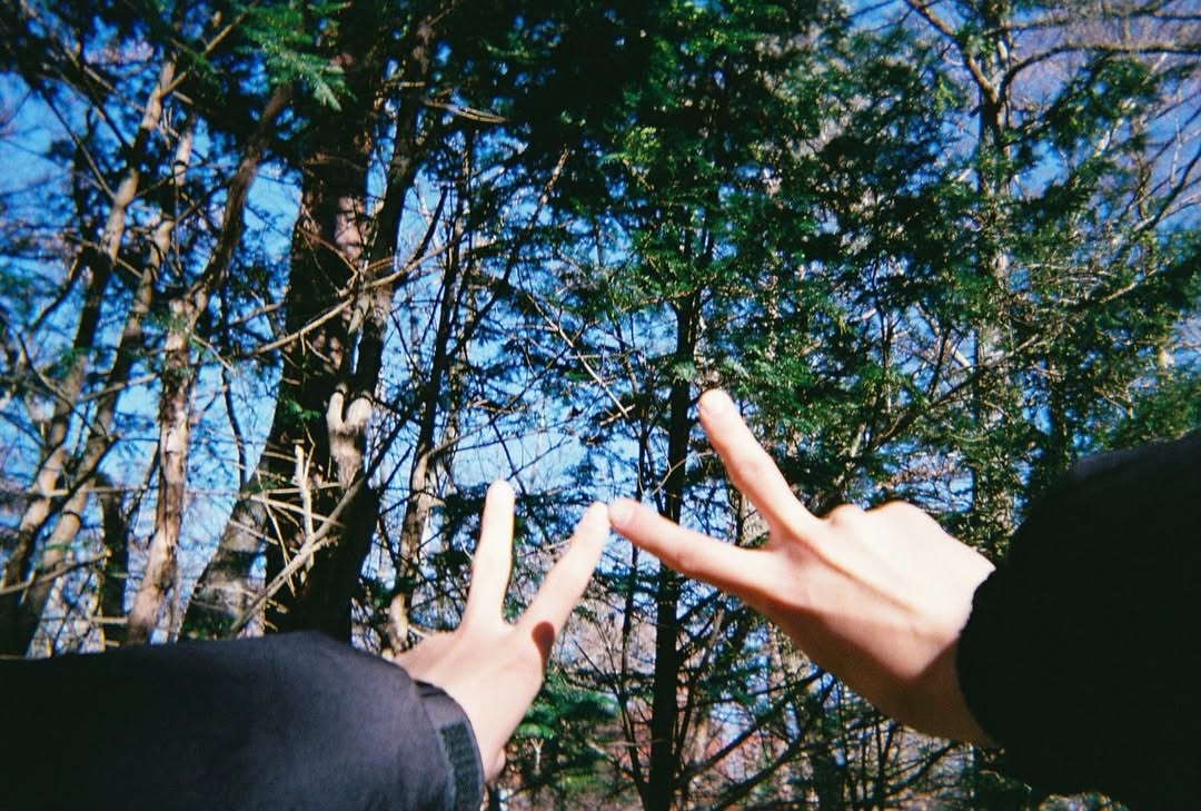 izzyyzzi_izzy's tweet image. Haruhi wishing Haruse on his 21st bd 😭 (not just a IG story but a whole post 🥺)
Saying they're now at the same age for 3 months (cuz his bd is in July) so he can't treat him as a kid for these 3 months 😂 
Haruse commenting and them using each other heart emoji 🩵🧡😭
#Contrast